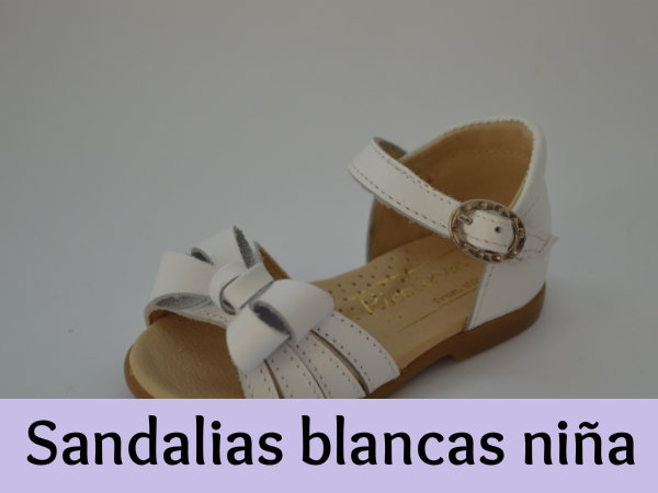 Sandalias blancas de niña